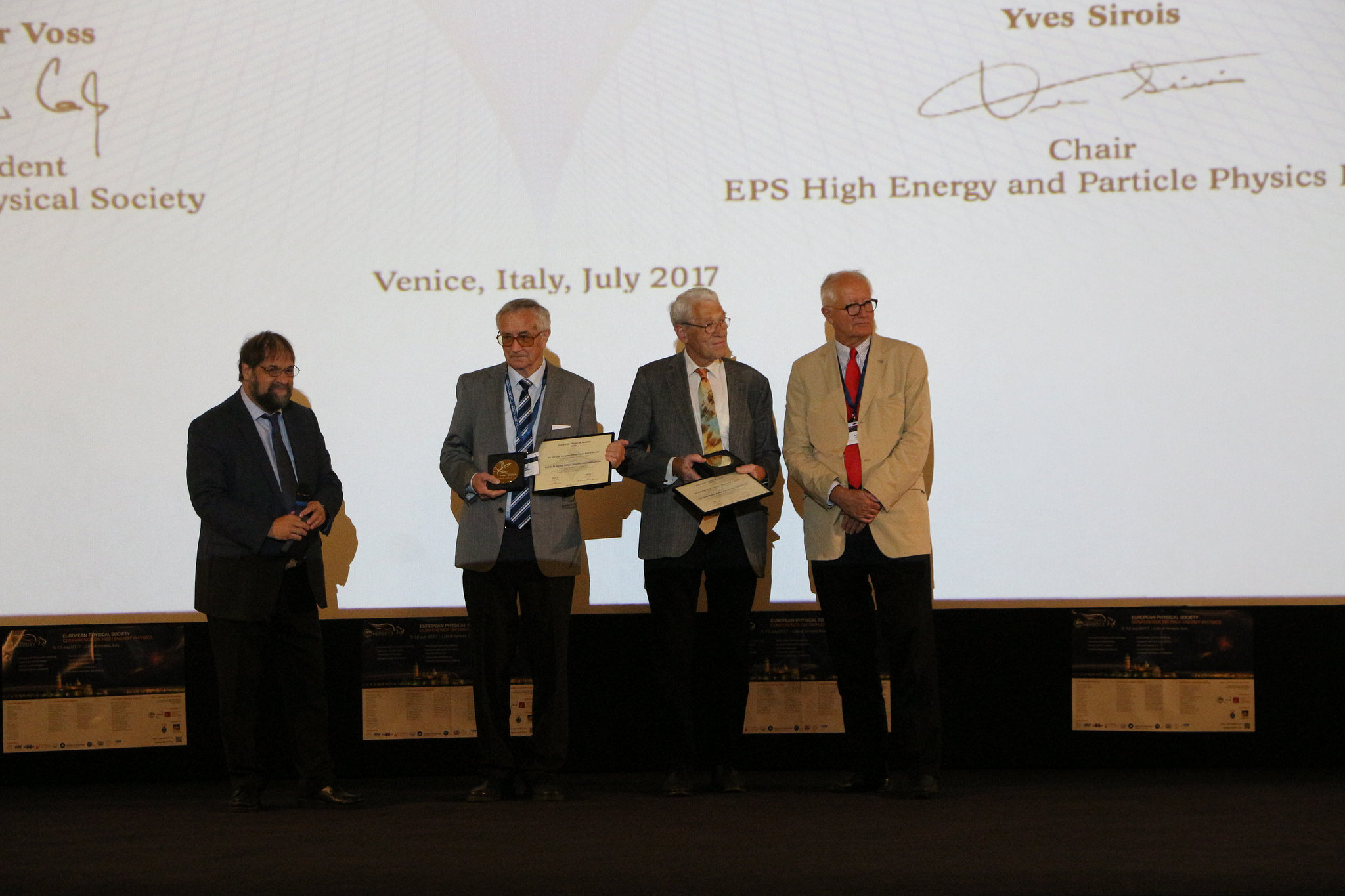 (On the picture from left to right: Yves Sirois, chairman of EPS HEP Board, Robert Klanner, Erik H.M.  Heijne, díjazottak, Rüdiger Voss, chairman of EPS) 